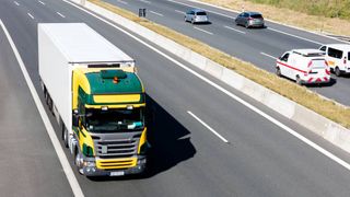 Un utilaj &icirc;n valoare de 30.000 de euro, furat din Marea Britanie, a fost descoperit &icirc;n timp ce era transportat de un TIR pe A1