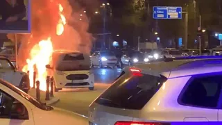 O mașină a luat foc și a explodat în centrul Capitalei. Trafic blocat