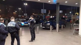 Intervenție a brigăzii Antitero a SRI și a poliției după ce un bărbat a intrat cu un pistol &icirc;ntr-un magazin din Capitală