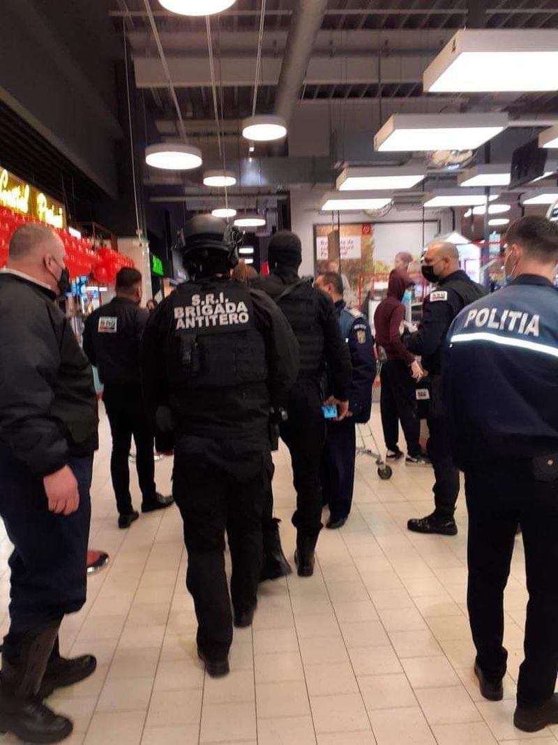 Intervenție a brigăzii Antitero a SRI și a poliției după ce un bărbat a intrat cu un pistol într-un magazin din Capitală