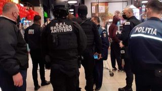 Intervenție a brigăzii Antitero a SRI și a poliției după ce un bărbat a intrat cu un pistol &icirc;ntr-un magazin din Capitală