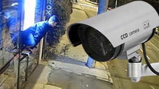 VIDEO | Filmul unei spargeri ratate, așa s-ar putea rezuma o întâmplare din Galați unde un tânăr a încercat să fure dintr-un magazin monitorizat video