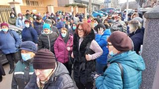 Parcurile din Capitală se află în stare deplorabilă. Angajații firmei municipale înființate de Gabriela Firea și desființate de Nicușor Dan au ieșit în stradă din cauza lichidării companiei