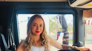 O tânără de 24 de ani din Bistrița-Năsăud a devenit faimoasă pe internet după ce a început să își documenteze viața pe TikTok ca șofer de TIR