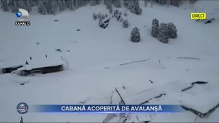 Cabană acoperită de avalanșă