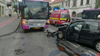 Accident în lanț în Cluj-Napoca. Un autobuz, o ambulanță și trei autoturisme au fost implicate
