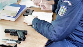 Un elev din Târgovişte a mers cu pistolul la școală. Ce a urmat
