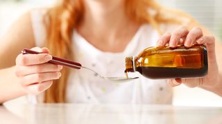 Adevărul despre siropul de tuse pe care puțini români îl știu. Ce efect negativ are asupra organismului