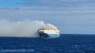 Un cargobot care transporta 4.000 de autoturisme germane a luat foc în Oceanul Atlantic