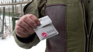 Turiştii care vor merge pe muntele Tâmpa din Braşov vor primi scrumiere portabile