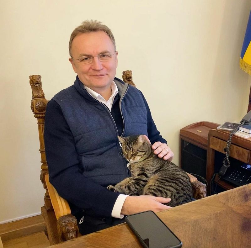 O pisică a pus stăpânire pe o primărie din Ucraina. Acum participă la toate ședințele și întâlnirile oficiale