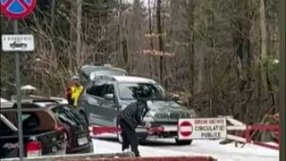 VIDEO | Un șofer a tăiat cu flexul bariera care blochează drumul spre cota 1.400