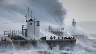 Furtuna Eunice a adus rafale de vânt de peste 190 km/h în nordul Europei