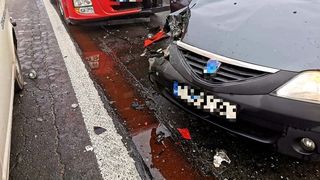 Accident rutier de ultima oră, pe A1. O persoană a rămas încarcerată