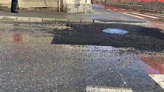 Asfaltare cu arzător pentru pârlit porci și saci de gunoi, în Brașov