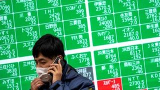 Criza economică se adâncește. Prețul petrolului a explodat, piețele financiare sunt în picaj