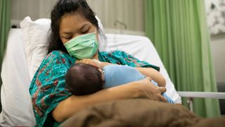 Premieră &icirc;n Rom&acirc;nia. O femeie a născut pentru a opta oară prin operație de cezariană