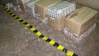 Țigări de contrabandă, ascunse în altarele bisericilor