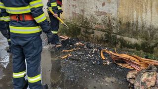 Incendiu la o garsonieră din Caransebeş. Pompierii intervin