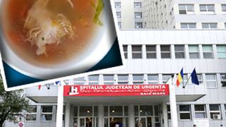 VIDEO | Mâncarea primită de o tânără mama la spitalul din Baia Mare: Supă de pui cu pene