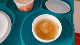 M&acirc;ncarea primită de o t&acirc;nără mama la spitalul din Baia Mare: Supă de pui cu pene