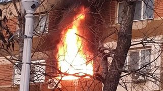 Incendiu puternic la un bloc din Galați. Mai multe persoane au fost evacuate