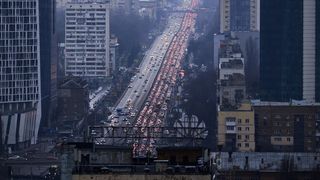 Ucrainienii părăsesc Kievul după ce Rusia a lansat atacul. Cozi de mașini la intrarea în Republica Moldova