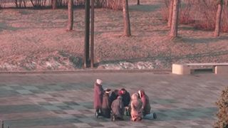 VIDEO | Imagini emoționante din mijlocul orașului Harkov: ucrainenii se roagă în genunchi