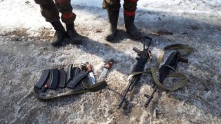 Primele imagini cu soldații ruși luați prizonieri de ucraineni. Un elicopter a fost doborât