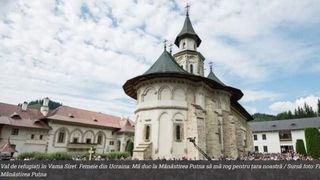 Un val de refugiați a ajuns în Vama Siret. Femeie ucraineană: „Mă duc la Mănăstirea Putna să mă rog pentru țara noastră!”