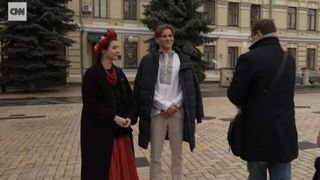 cuplu-kiev-s-a-casatorit-in-prima-zi-de-razboi