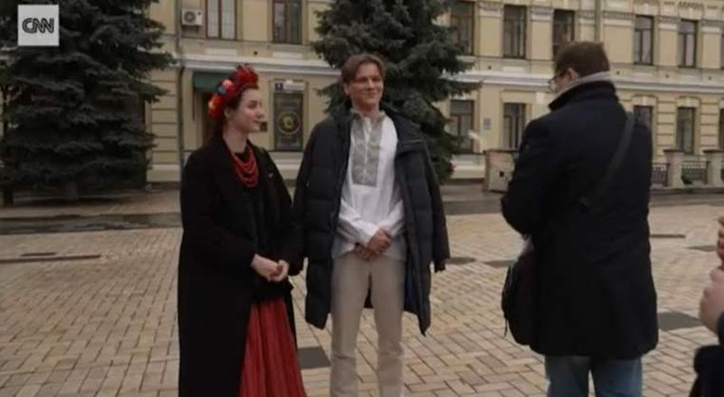 cuplu-kiev-s-a-casatorit-in-prima-zi-de-razboi