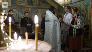 cuplu-kiev-s-a-casatorit-in-prima-zi-de-razboi