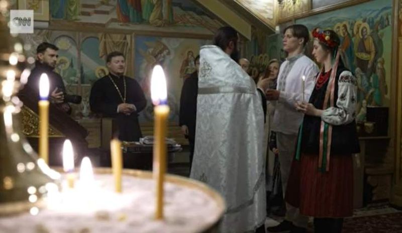 cuplu-kiev-s-a-casatorit-in-prima-zi-de-razboi