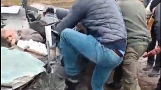 VIDEO | Momente dramatice pe străzile din Kiev: un blindat al armatei ruse trece peste o mașină condusă de un civil. Bărbatul a rămas blocat în fiarele autoturismului