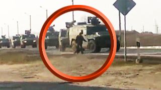 VIDEO | Un civil ucrainean s-a pus în fața tancurilor rusești care defilau prin sudul Ucrainei