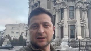 Volodimir Zelenski, mesaj sâmbătă dimineaţa din centrul Kievului: "Sunt aici, nu vom depune arme"