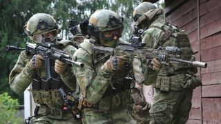 Soldat rus surprins cu ochii în lacrimi. A fost lăsat să-și sune părinții după ce a fost capturat 