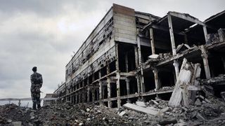 VIDEO | Explozii puternice la Kiev și Harkov. Bombardament la Cernihiv, un bloc de locuințe a fost distrus de o rachetă