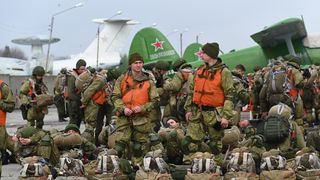 „Oamenii s-au întins sub tancuri ca să nu plece. Copiii plâng și spun că nu vor să moară”. Mărturiile oamenilor din Kiev în fața bombardamentelor