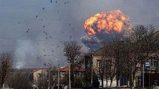 Atac cu bombe termobarice în Ucraina: Explozie puternic la un depozit de petrol din regiunea Sumy, anunţă primarul oraşului