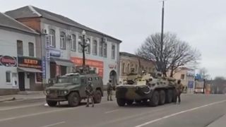 Oamenii din oraşul predat de primar armatei ruse rezistă în fața atacatorilor: ,,Nu plecăm nicăieri, e oraşul nostru"