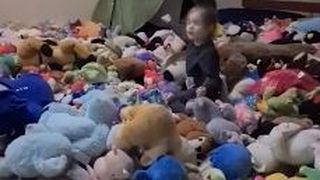 O fetiță de doar 3 anișori, refugiată din Ucraina, momente de bucurie nemărginită. Ce reacție are copila când descoperă un munte de jucării de pluș