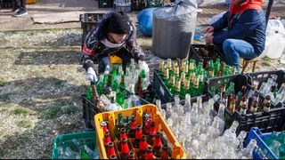 Un băiețel de șapte ani învață să facă cocktailuri Molotov în Ucraina