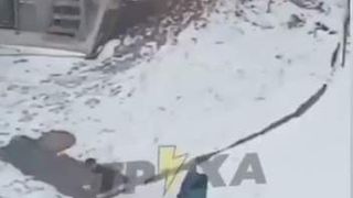 soldat rus luat la bătaie de un civil