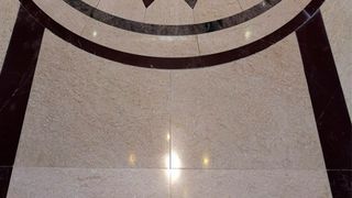 Menține pardoselile din piatră naturală în condiții optime. Accesează servicii profesionale de șlefuire piatră naturală!