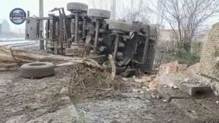 VIDEO | Un tren de călători a lovit un TIR, în Brăila. Cinci persoane au ajuns la spital