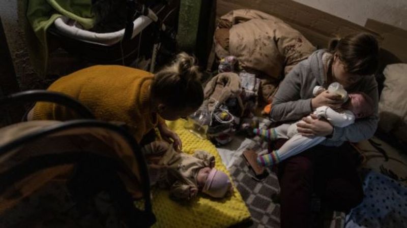 Zeci de ucrainence cu copii mici au ajuns în România cu ,,autocarul speranței”. Refugiații au petrecut 50 de ore la graniță