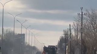 Civilii ucraineni aruncă cu cocktailuri Molotov într-un blindat rusesc. Imaginile au ajuns virale pe rețelele de socializare