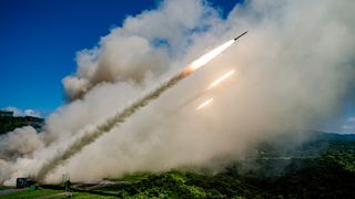 Taiwanul anunță că își dublează producția anuală de rachete, de teama unei invazii din partea Chinei